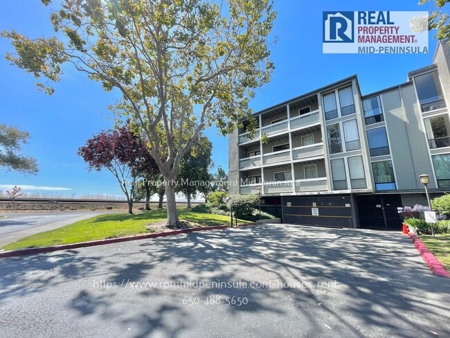 Foto del edificio - Modern, Light-Filled 3-Bedroom Condo in th...