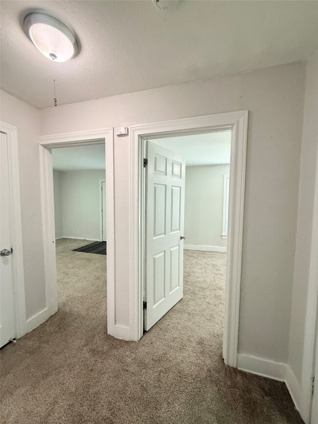 Building Photo - 117 Oak Dr