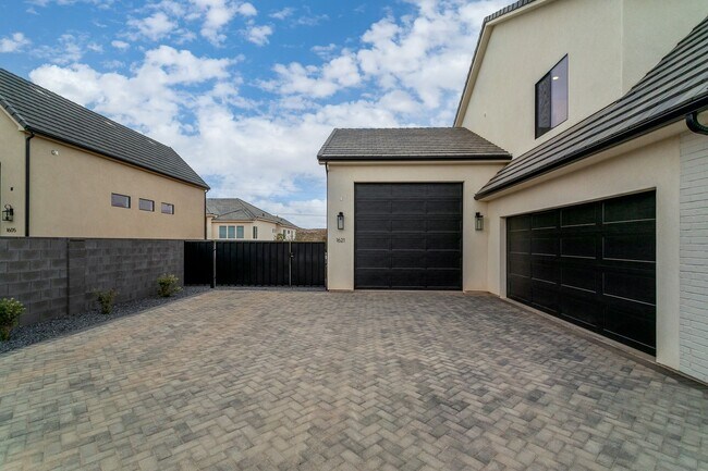 Foto del edificio - Gorgeous 5 bed | 3.5 bath |  Custom Home with RV Garage in Tonaquint!