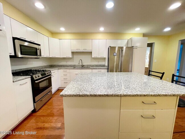 Foto del edificio - 816 Melford Ave