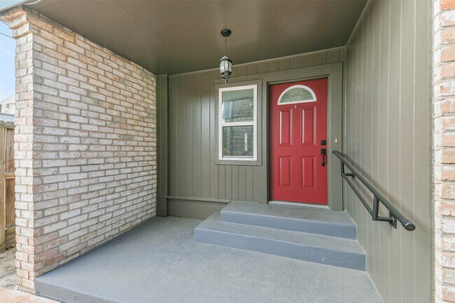 Foto del edificio - 5922 Fairdale Ln