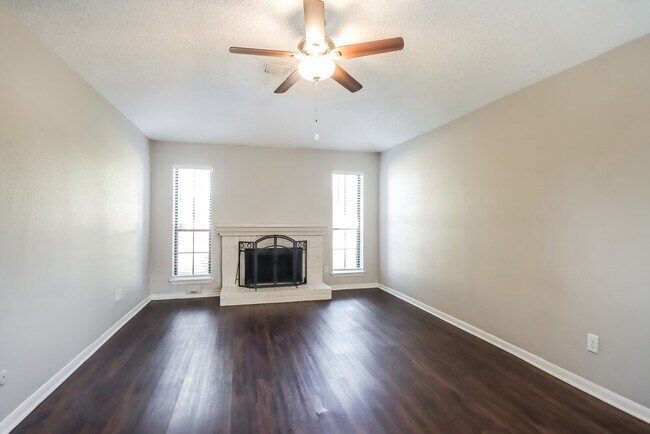 Foto del edificio - 18515 Denise Dale Ln