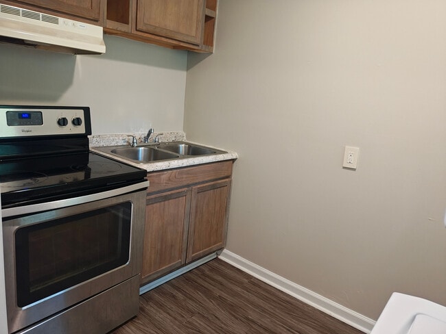 Foto del edificio - Room in Apartment on Overland Heights