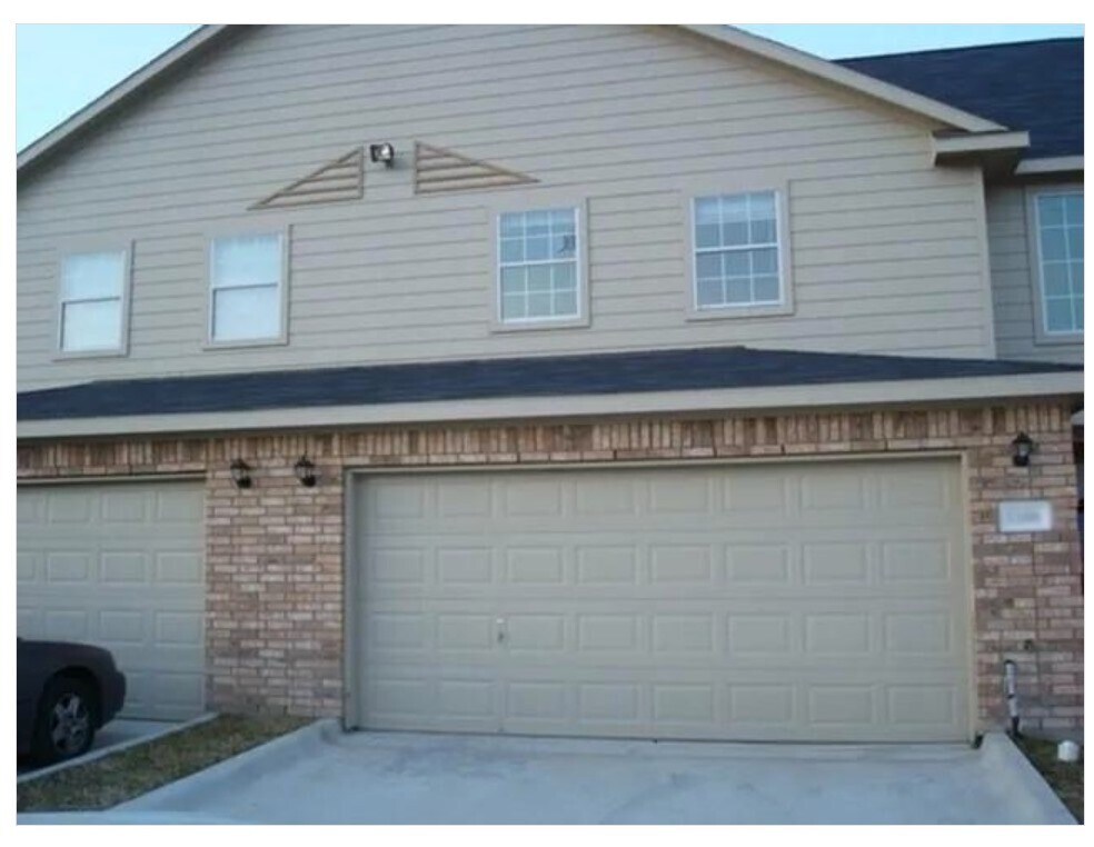 Foto principal - 12015 Clifton Oaks Dr