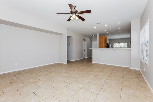 Building Photo - 18 W Saddle Way