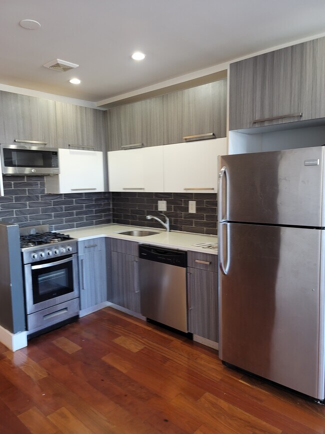Kitchen - 76 Louisiana Ave