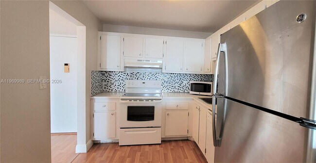 Building Photo - 1300 NE Miami Gardens Dr