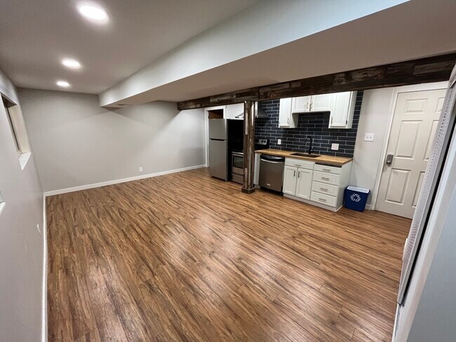 Building Photo - 1012 E Sego Lily Dr