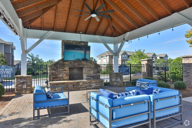 Exterior Lounge - The Vinings at Laurel Creek