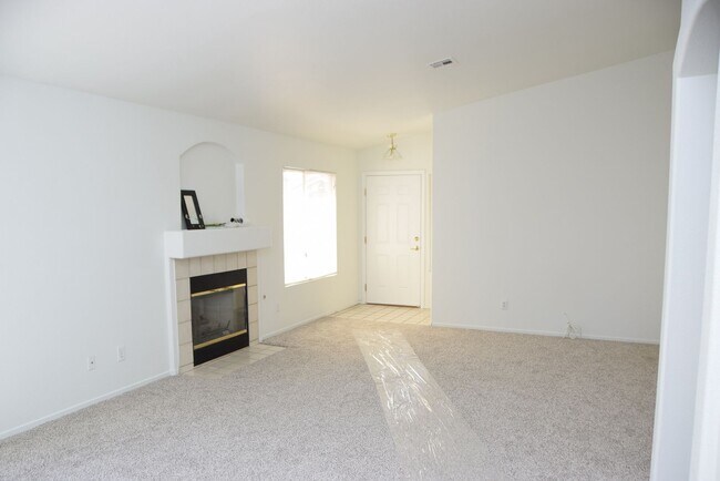 Foto del edificio - BEAUTIFUL 4 BEDROOM, 2 BATH SINGLE-STORY H...