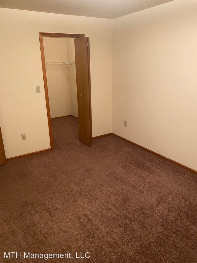 Foto del edificio - 2 br, 1 bath Apartment - 5200 Pointe Drive
