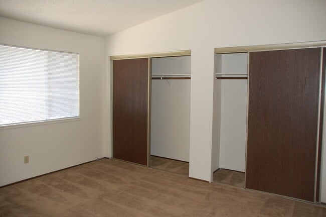 Building Photo - 2 bed, 1.5 bath, 2 car garage, duplex in R...