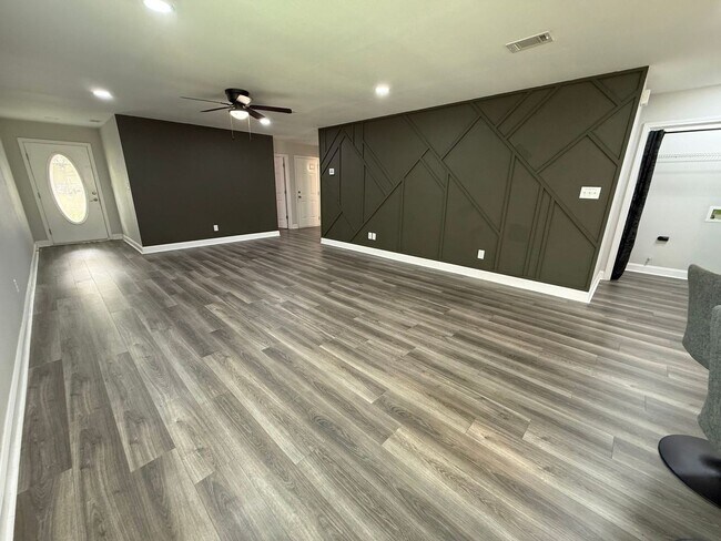 Building Photo - Pensacola - Springdale Forest - 3 bedroom, 2 bathroom