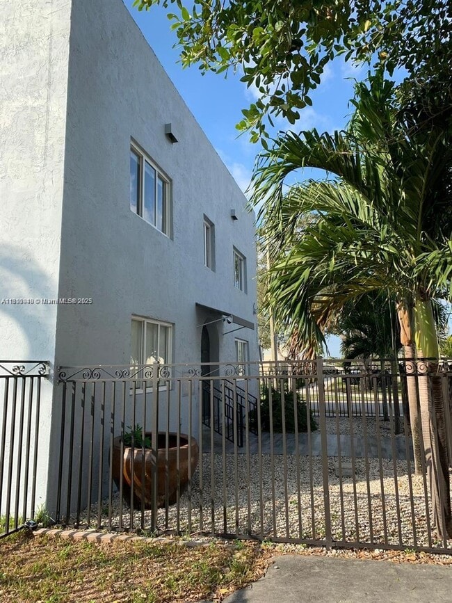 Foto del edificio - 2500 NE 192 St