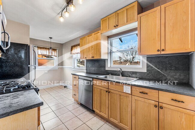 Building Photo - Charming House with Washer/Dryer and Fence...