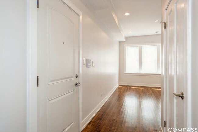 Building Photo - 3049 N Spaulding Ave