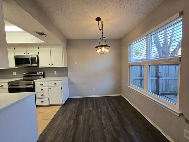 Foto del edificio - 8810 Springmail Cir