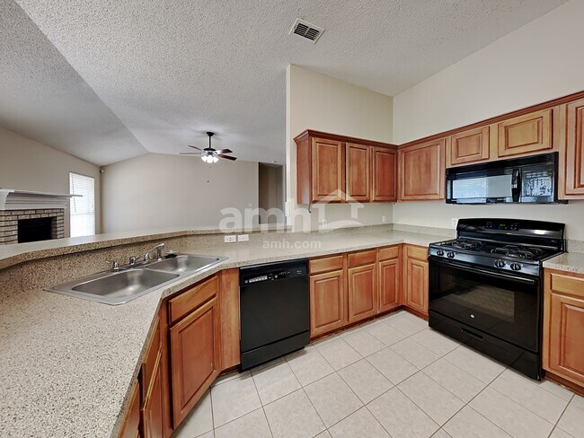 Foto del edificio - 3705 Staghorn Cir N