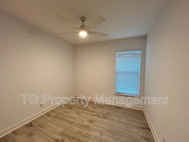 Building Photo - 33 Rose Dew Dr