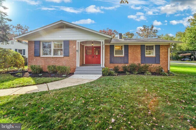 Building Photo - 2700 Bowling Green Dr