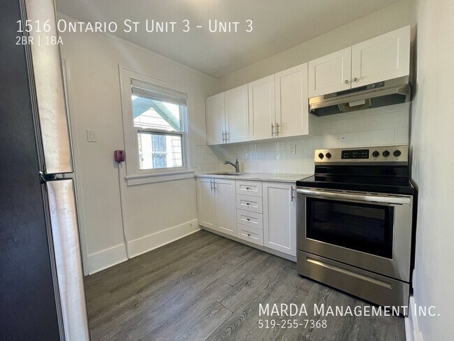 Photo du bâtiment - RENOVATED 2 BEDROOM/1 BATH IN CENTRAL WINDSOR + HYDRO & GAS