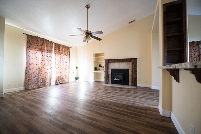 Building Photo - Great Home Available in California Park