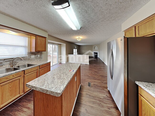 Foto del edificio - 340 Evergreen Cir