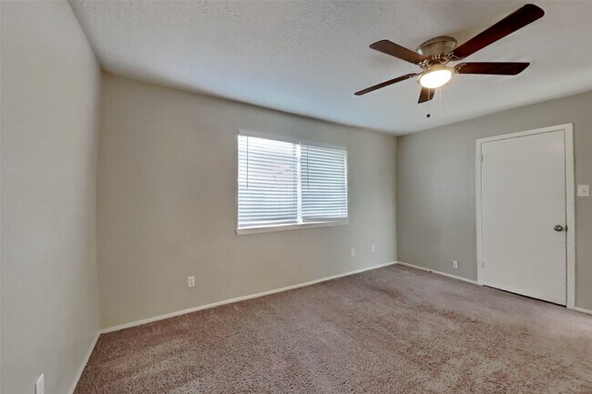 Building Photo - 6915 Renfro Dr