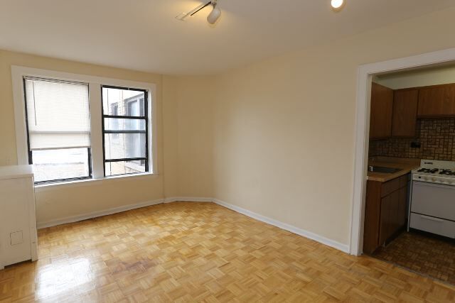 Foto del edificio - 629 W Belmont Ave