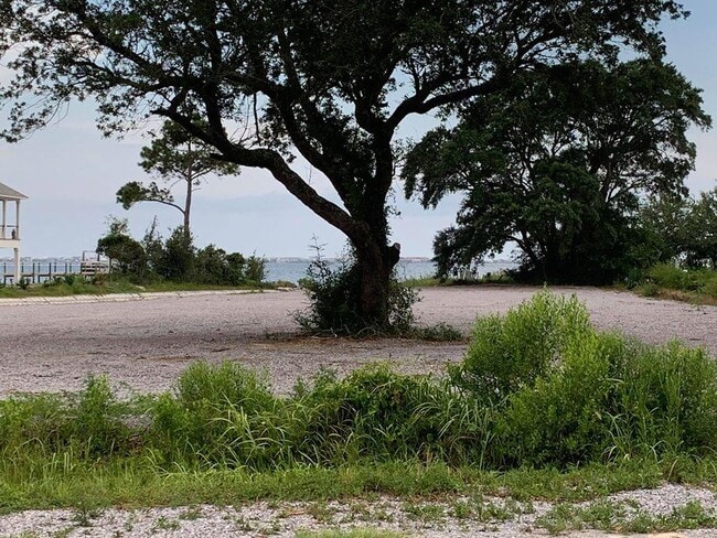 Building Photo - 2774 Bay St