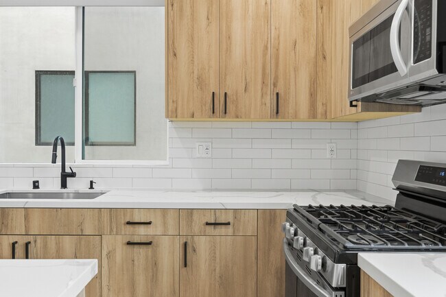 Foto del edificio - 5805 Kester Ave