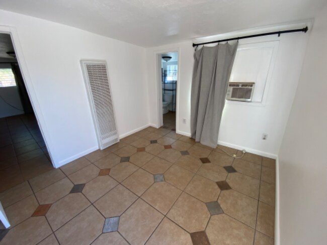 Building Photo - 3326 N Fontana Ave