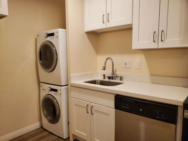 Building Photo - Modern Spacious Studio with Washer and Dryer