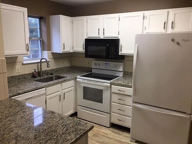 Foto del edificio - Spacious 3BR Townhome with Walkout Basement, Deck, Fenced Yard, Central A/C + Assigned Parking