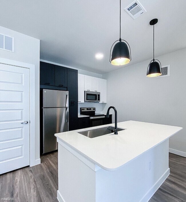 Building Photo - 1 br, 1 bath Condo - 2400 N Austin Ave 2 M...