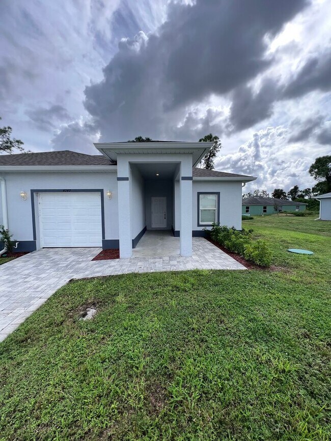 Building Photo - Beautiful 3 Bedroom Two Bath Duplex