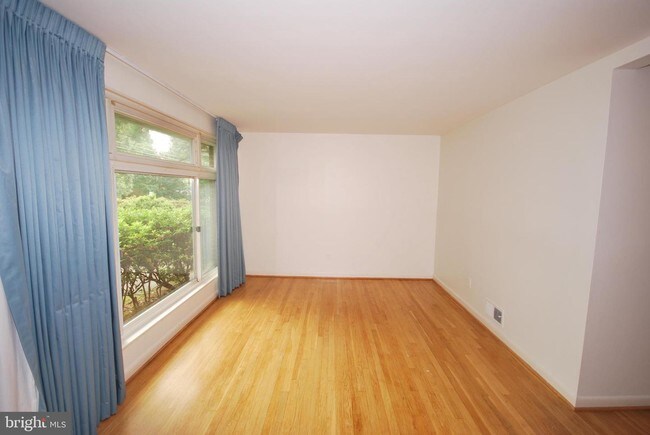 Building Photo - 510 Lanark Way