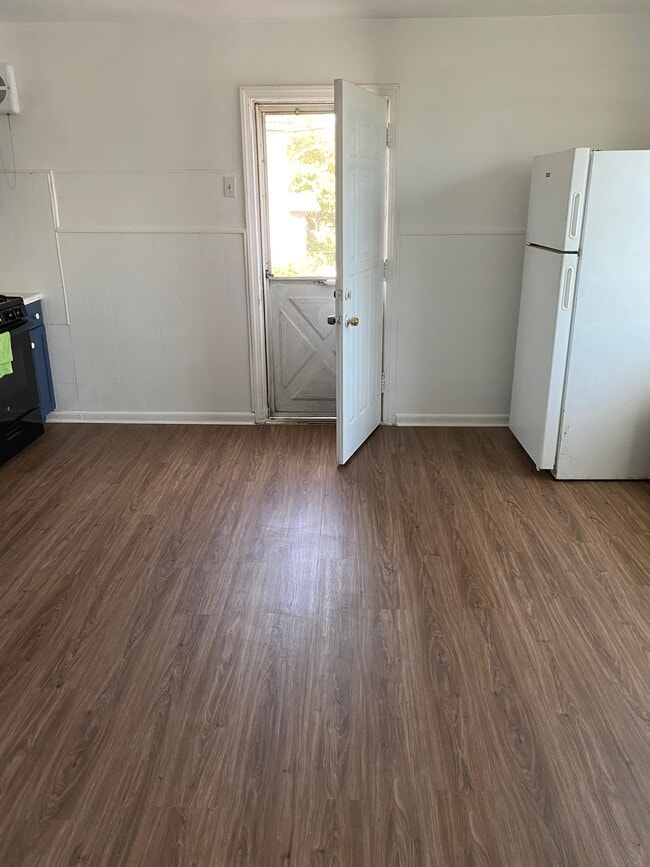 Kitchen - balcony door - 4844 Bingham St