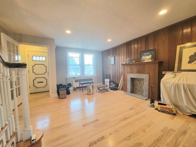 Foto del edificio - Stunning 4-Bedroom Townhome with Finished ...