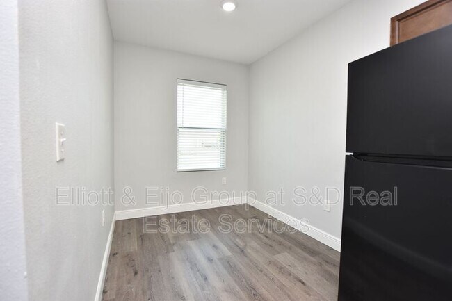 Building Photo - 525 Albatross Dr