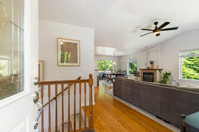 Building Photo - Charming 4-Bed Sanctuary with Modern Elega...