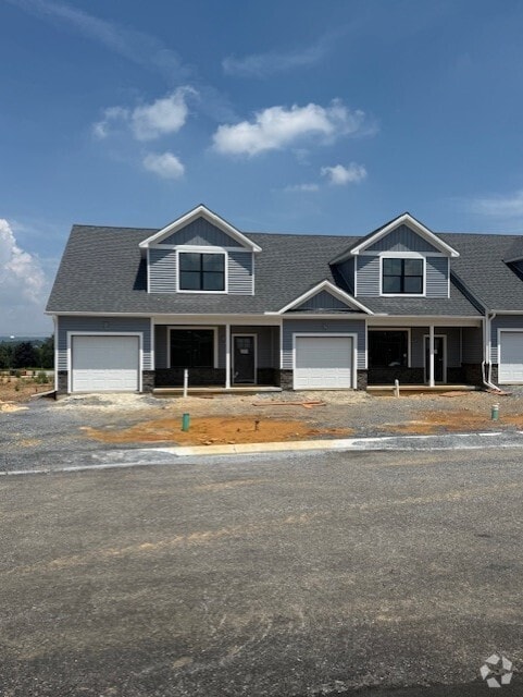 Oak Townhome - Penn Station Townhomes