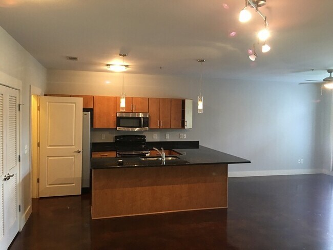 Building Photo - Lovely 2 bedroom/2 bath condo near downtown!