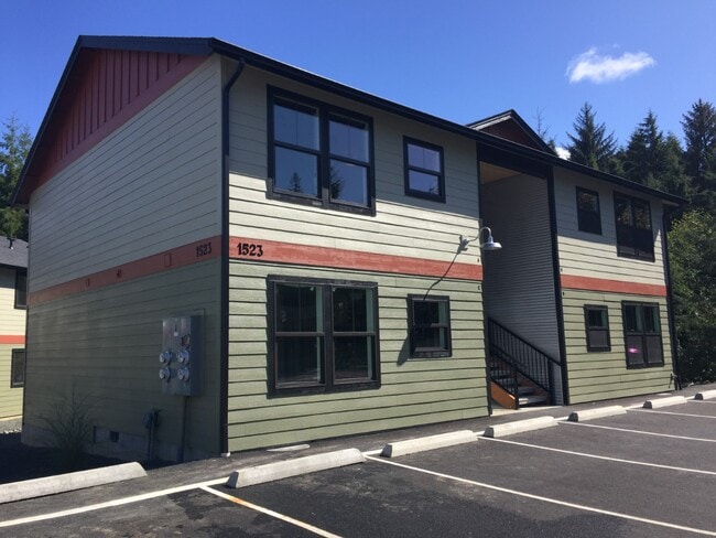 Building Photo - 1513 SE Honeysuckle Loop