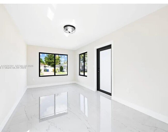 Building Photo - 721 SW 5th Ct