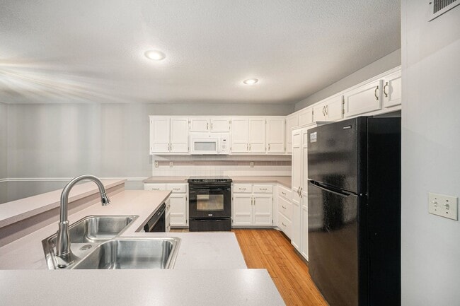 Building Photo - 6334 NW 82 Ct