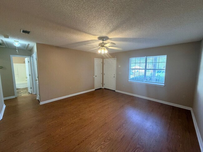 Building Photo - 2 Bedroom/2 Bath Duplex located in North Valdosta