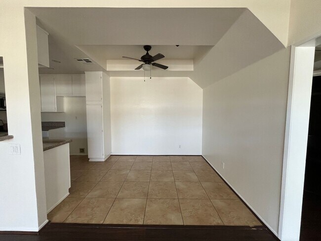 Foto del edificio - Upgraded condo w/new carpet, dual patios +...