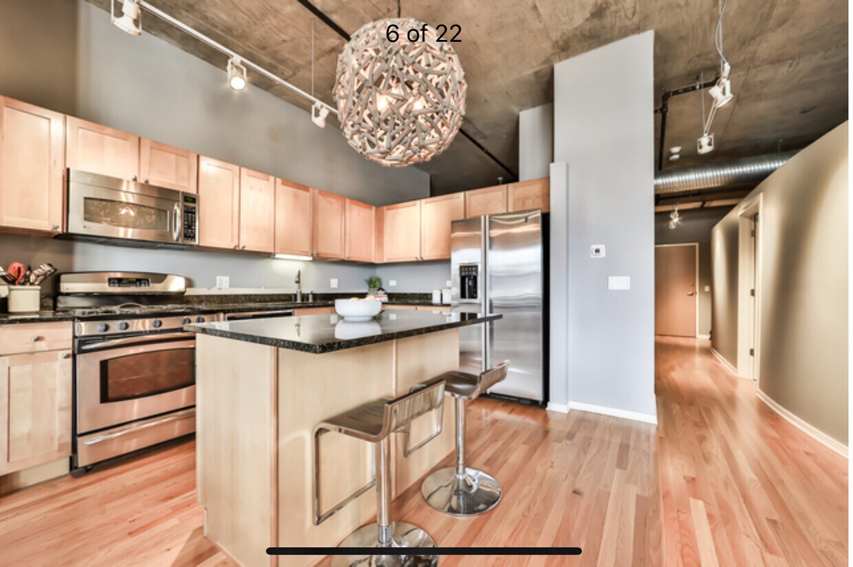 Kitchen w/granite countertops - 849 N Franklin St