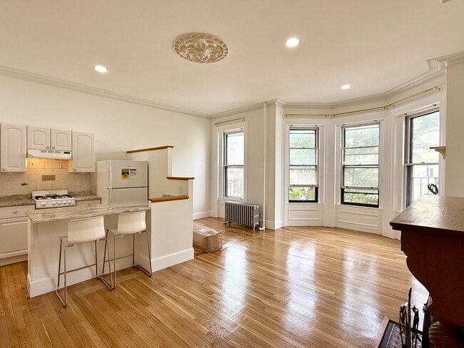 Building Photo - 558 Columbus Ave
